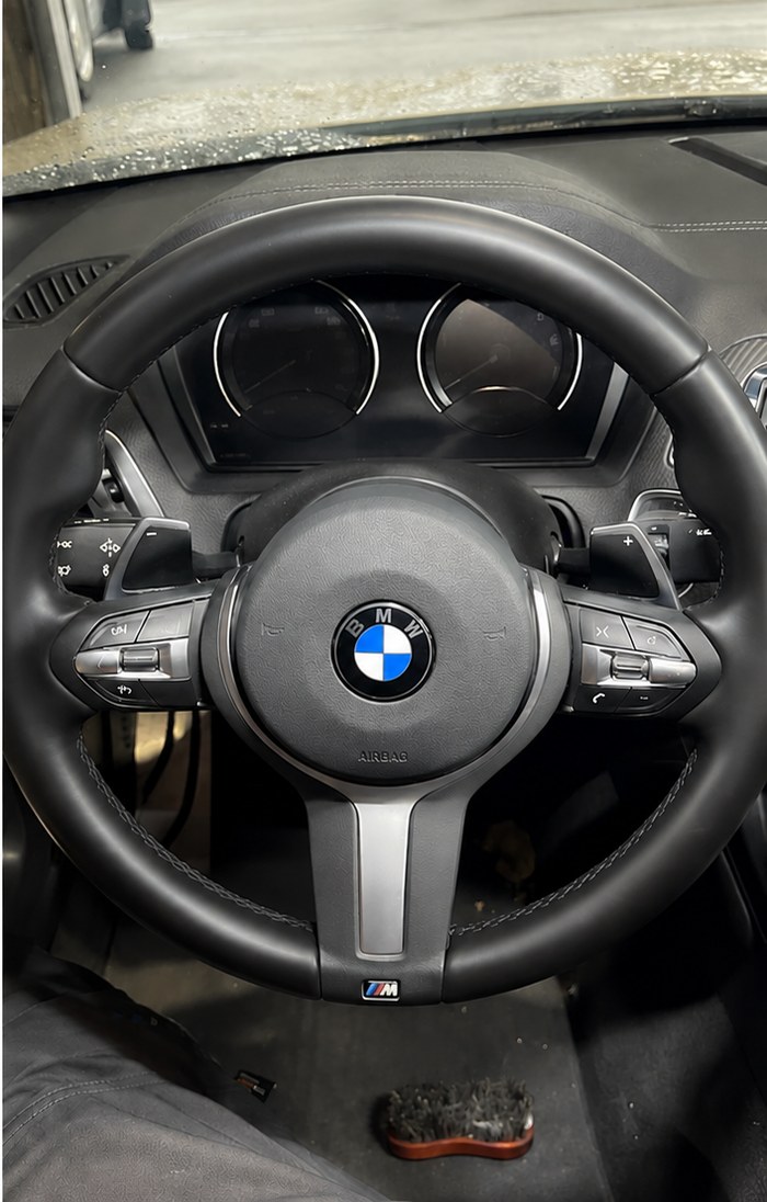 Gereinigtes und gepflegtes BMW Lenkrad nach der Fahrzeugaufbereitung