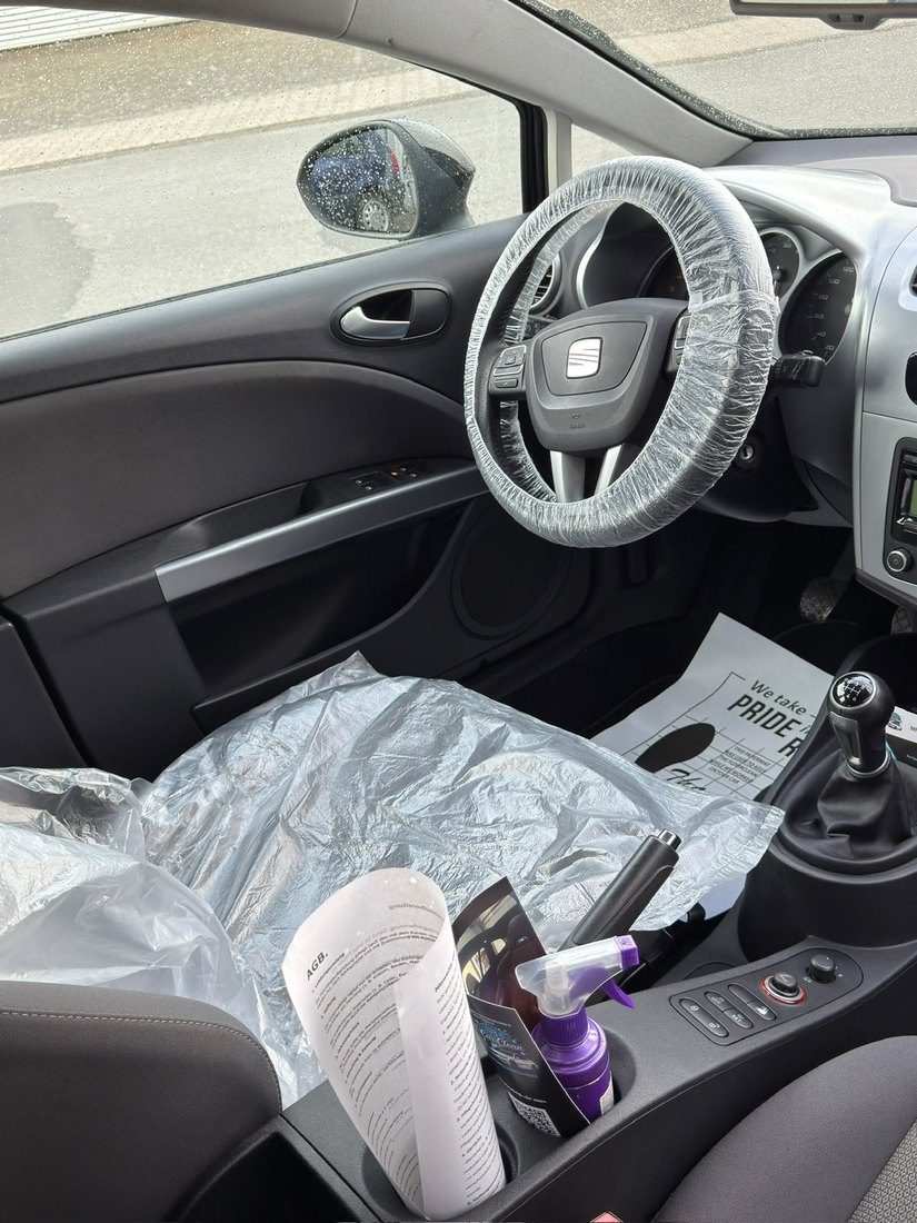 Fahrzeuginnenraum mit Lenkradschoner, Sitzbezug und Fußraumschutz vor der Übergabe an den Kunden